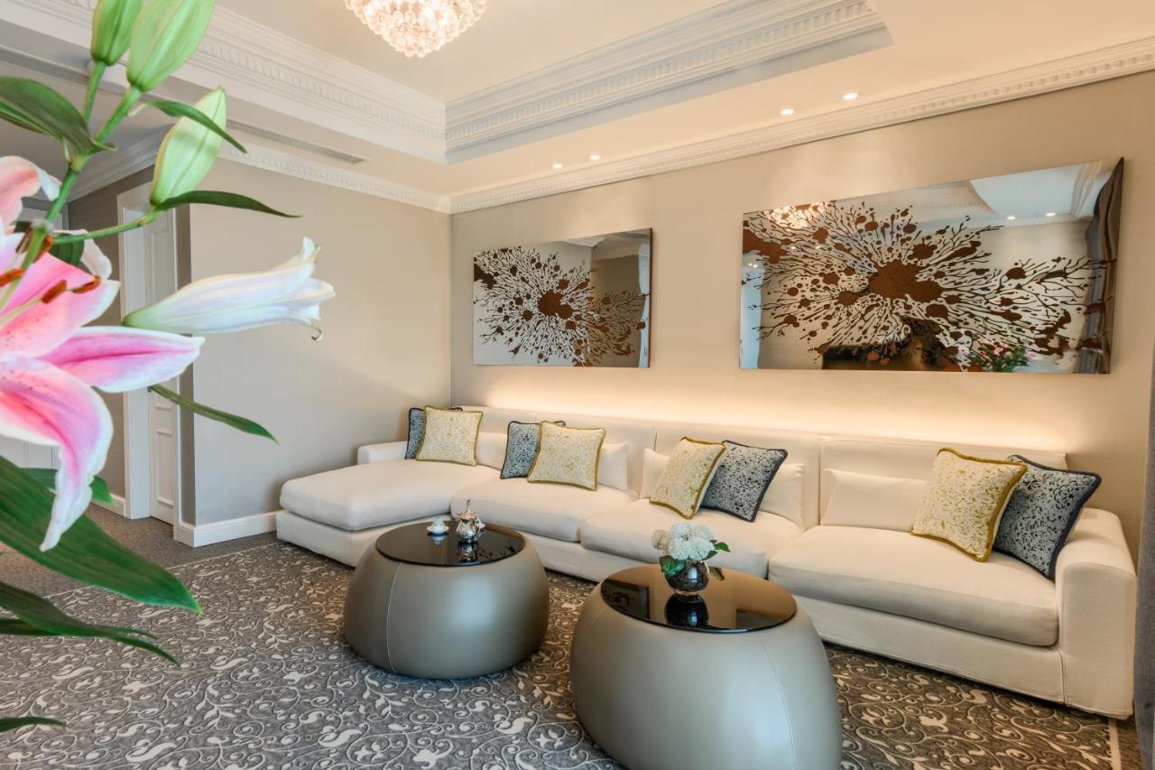 Centara West Bay Hotel&Residences Doha Exterior foto The lobby of the hotel