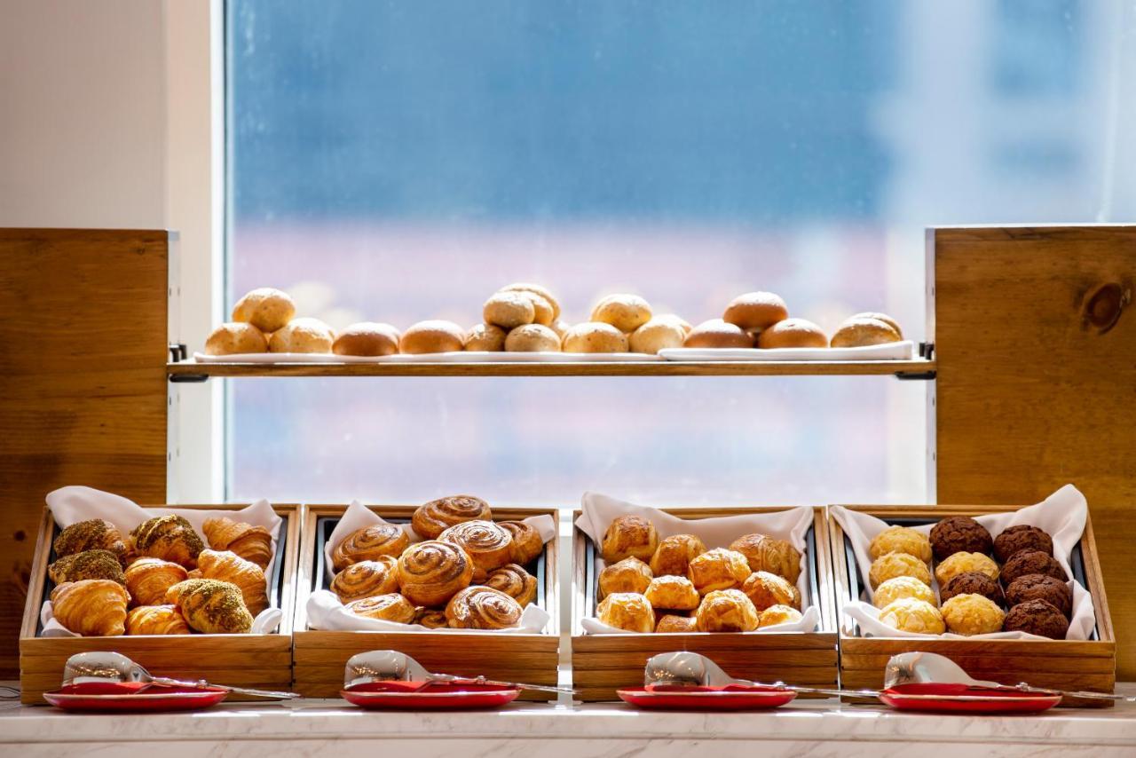 Centara West Bay Hotel&Residences Doha Exterior foto Bakery items